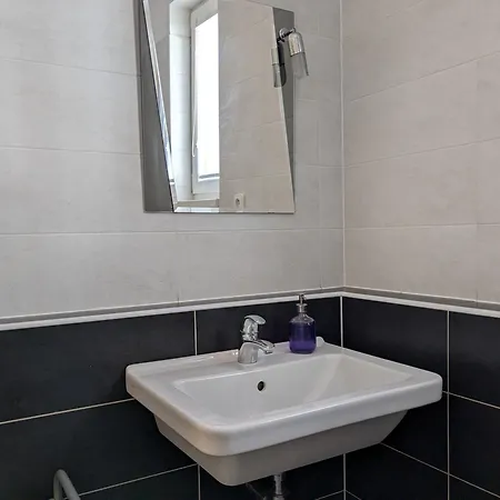 & Parking Apartment *